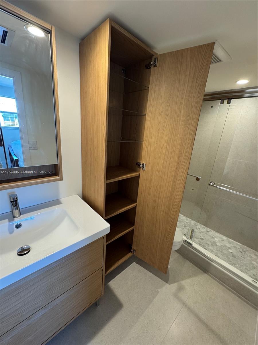 CRANDON TOWER CONDO - Residential