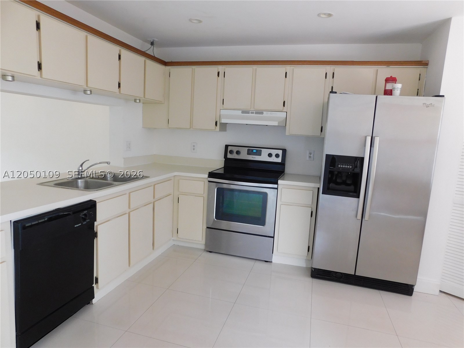 TOWNHOMES OF LA JOLLA - Residential Lease