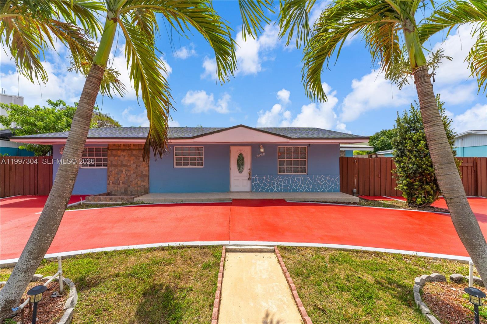 Beautiful Home must See it ! Easy to Show Close to Majors malls and Highways No Assosiatin No CDD Low Taxes
 We can help $ 5.000 x Closings cost won't Last !!!!
