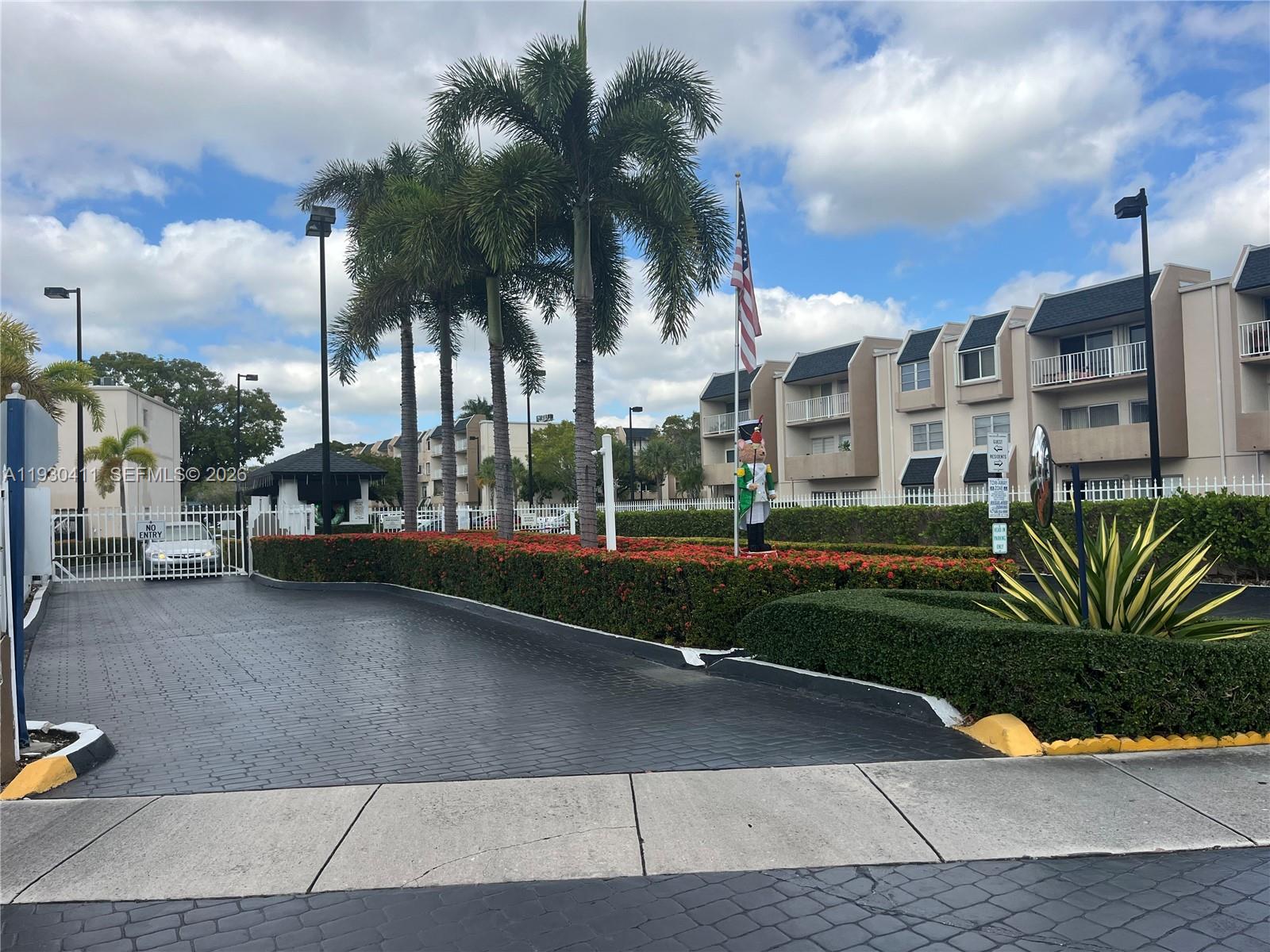 KINGS CREEK SOUTH. 2/2 IN GATED COMMUNITY.CLOSE TO HOSPITAL, DADELAND,  PALMETTO EXPRESS WAY, US1 AND METRO RAIL.