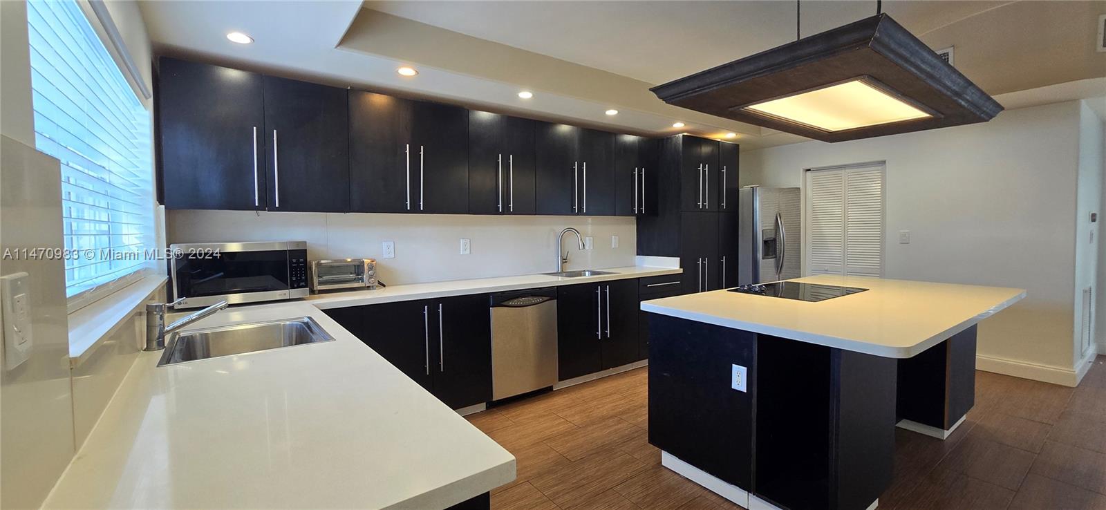 Beautiful 2/1. Open kitchen, a lot of storage, granite countertops, stainless steel appliances, Roman tub, Large backyard fully fenced. Great location, close to major highways, Airport, and beaches. 

Requirements: First, and two security deposits, Tenant screen (all tenants 21+), and Proof of income.
