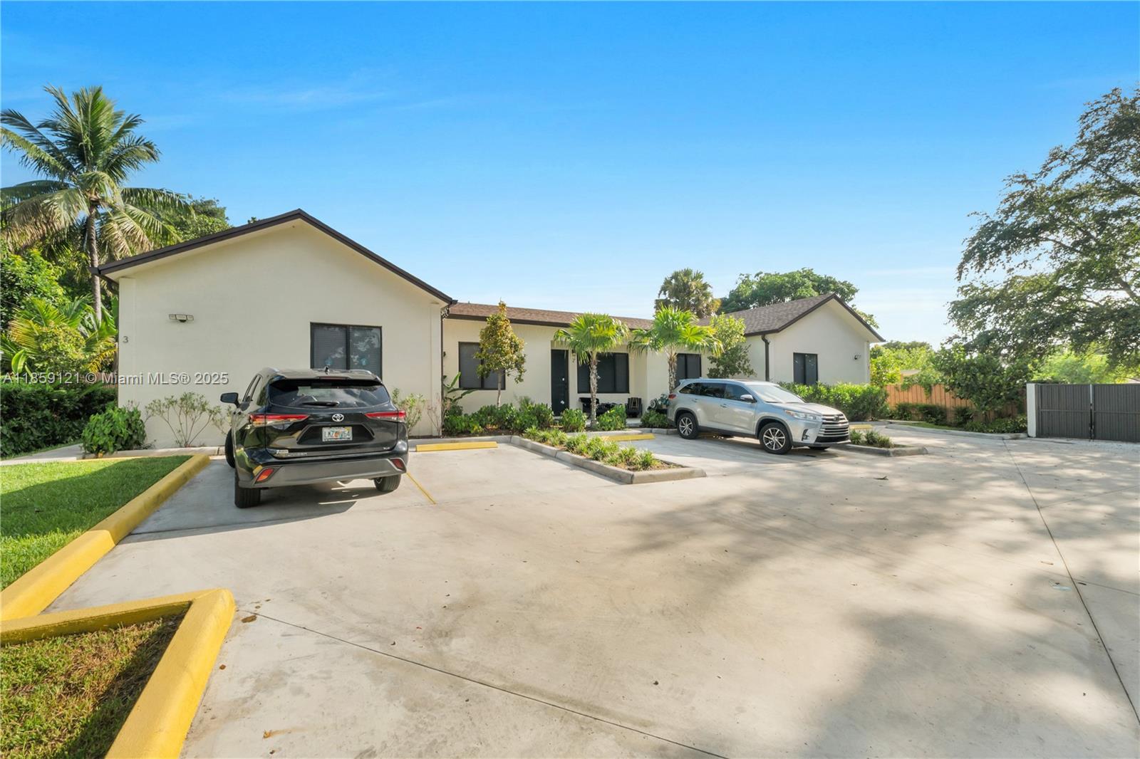 HOLLYWOOD COUNTRY ESTATES - Residential Income