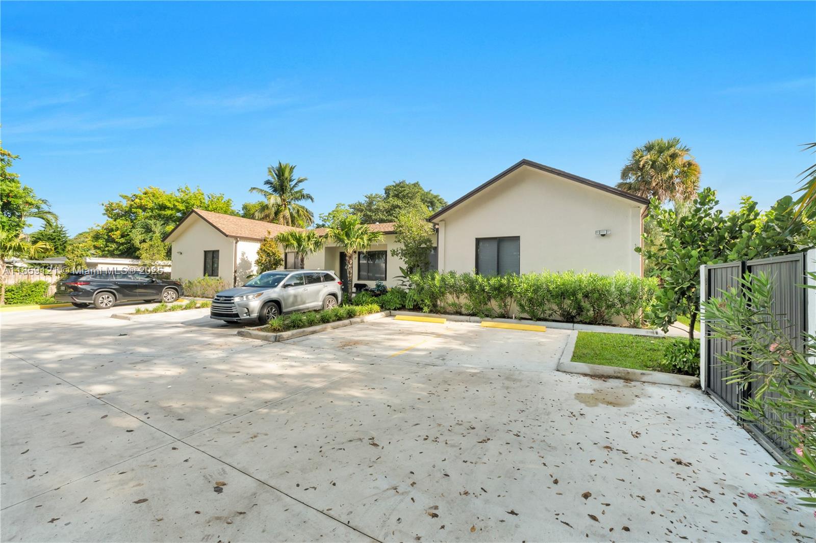 HOLLYWOOD COUNTRY ESTATES - Residential Income