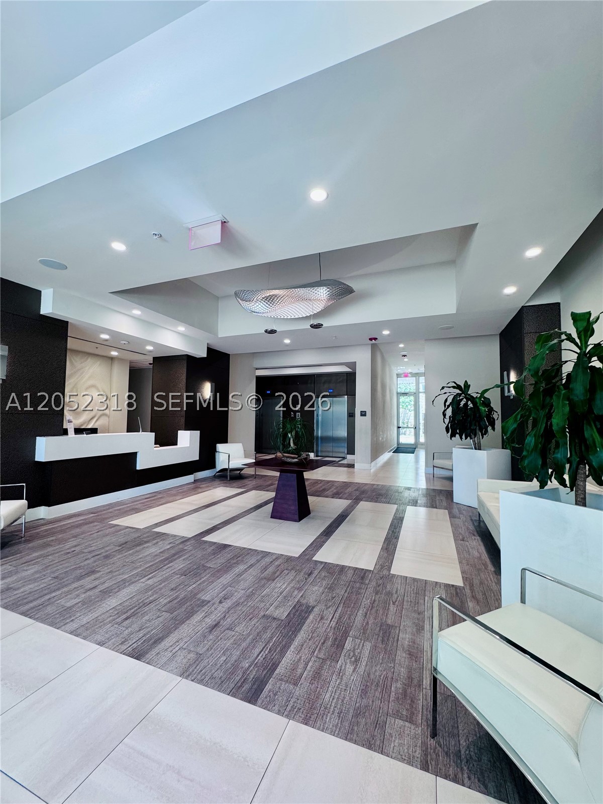 Experience a modern living at the hearth of midtown Doral! this beautiful one bedroom one and a half bath, futures an open concept layout porcelain tile floors, a sleek European style kitchen with Bosch stainless steel appliances, quartz countertops, impact windows and private balcony.  Resort style amenities include an infinity pool state of the art fitness center, pilates studio,sauna,  social lounge clubhouse, 24 hours security located steps from premier dinning shopping,  cafes, malls & entertainments easy acess to miami international airport prime location triple A schools, golf courses, smart building that can be open 7 control by your phone easy to show 
impecable great ligth fasy approval