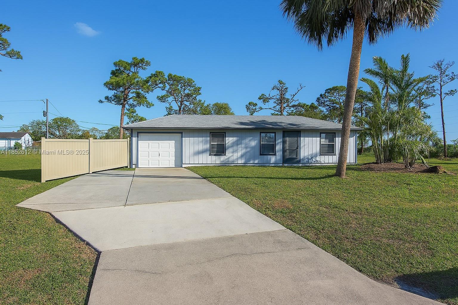 Spacious 3 Bed / 2 Bath corner-lot home with garage, open kitchen, large living room, and covered patio. Fenced backyard. Located in a quiet, family-friendly neighborhood.
Fences in the process on been installed.