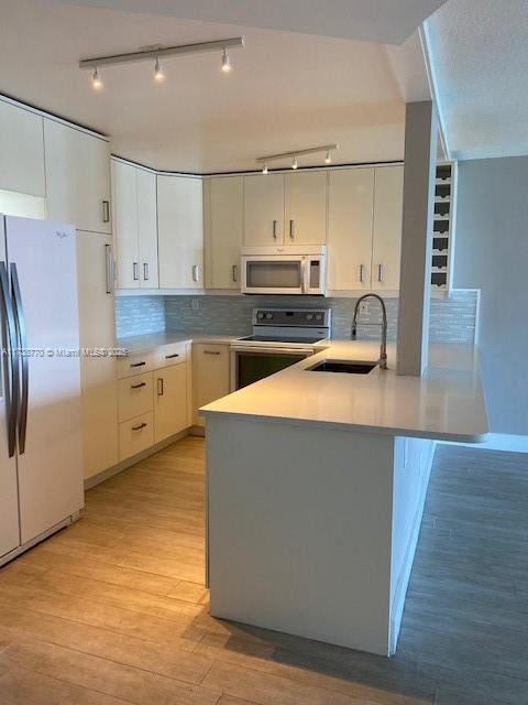 Complety redone by interior designer,Modern style , open kitchen ,ceasarstone quartz countertop,tile flooring and bathrooms!Enjoy beautiful days in this renovated and lake front condo. Quiet but yet convenient location just a few minutes away from Aventura mall and highway 95