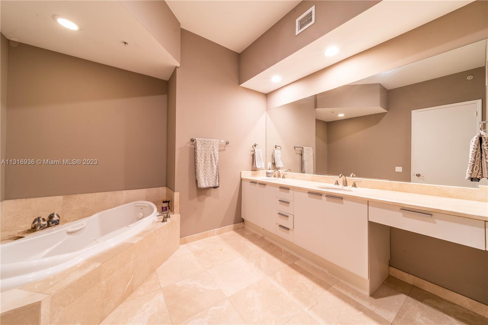 THE OAKS I CONDO - Residential