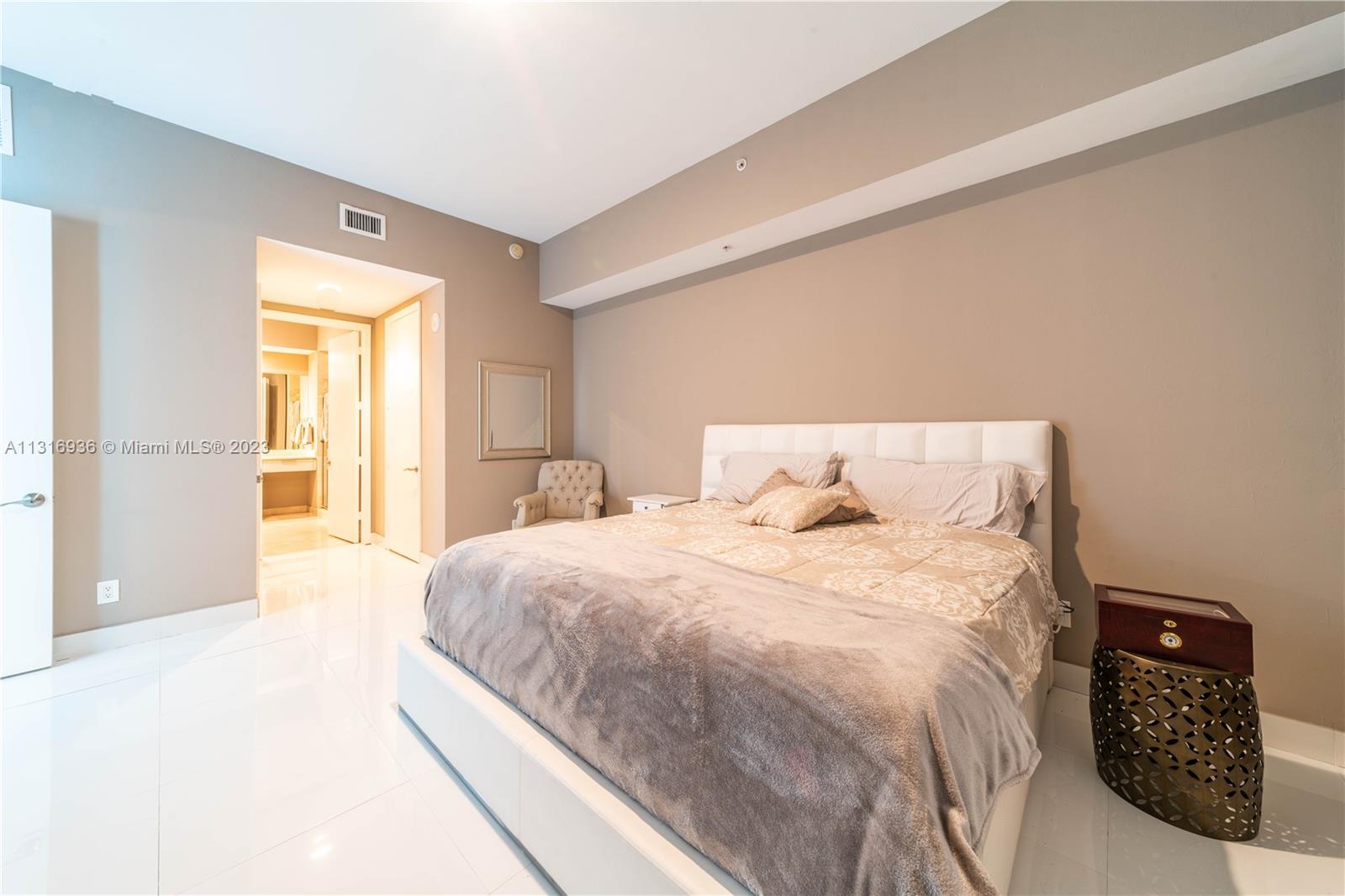 THE OAKS I CONDO - Residential