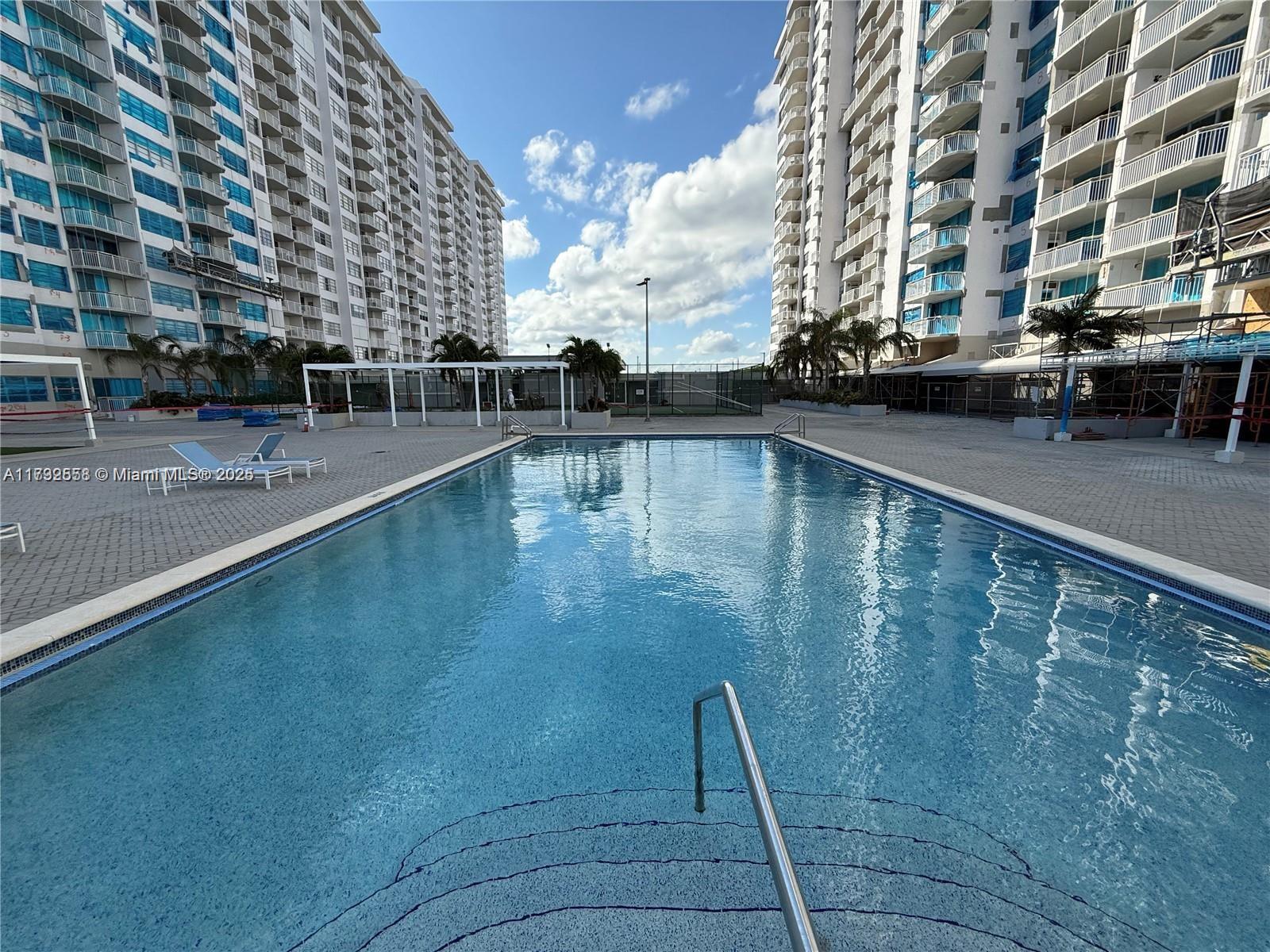Beautiful 1 bedroom 1 1/2 bath Penthouse over 1,000 sq ft 11 feet ceiling.
Large terrace with standing unobstructed South, West, East view.
World class Amenities: Marina , gym, 2 pools, tennis court, 24 hours security, free valet parking.
Minutes away from Aventura Mall, top-rated schools and fine dining. For showing instructions CALL listing agent.