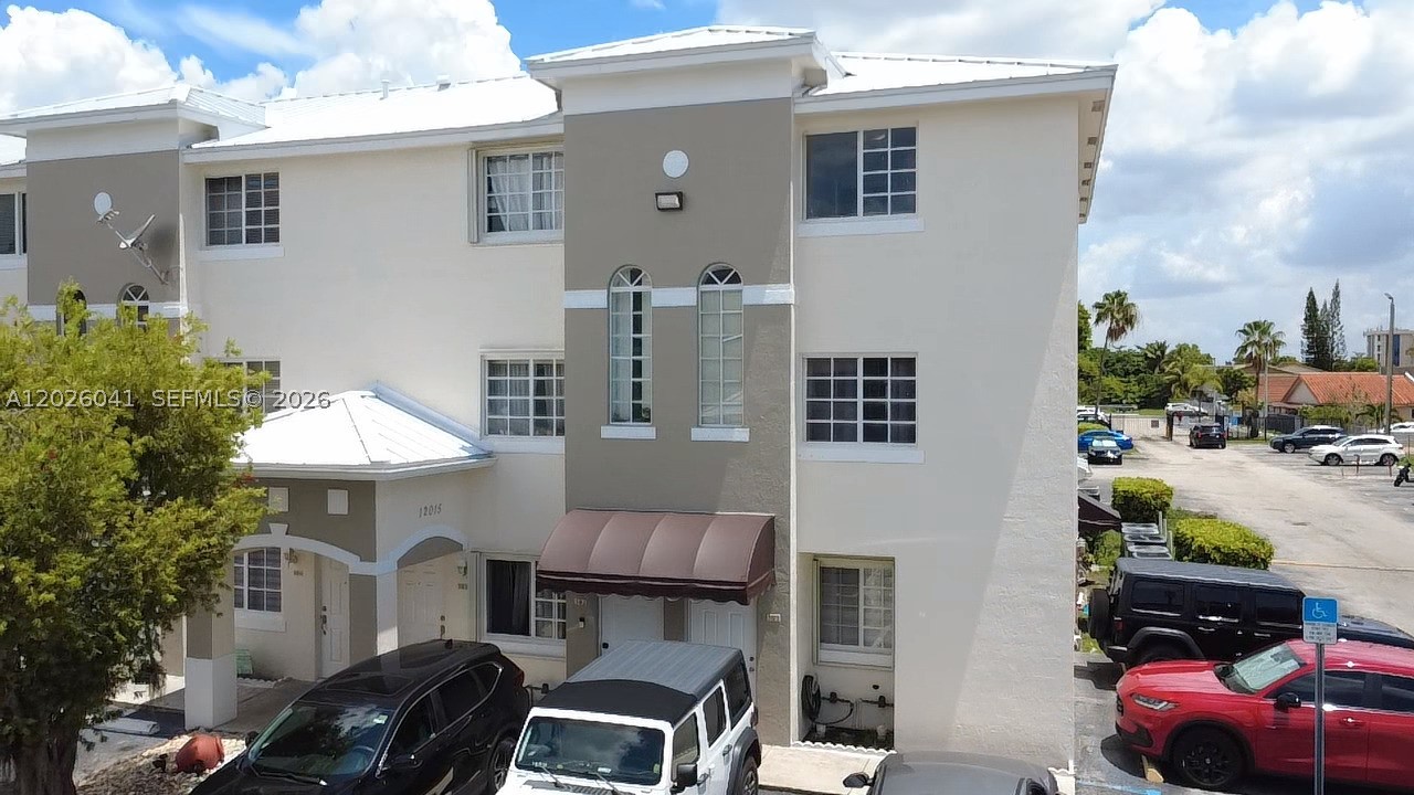 Welcome to the beautiful apartment, 2 bedrooms, 2 full bath, located in the highly desirable Kendall,at corner, easy access to main roads, shopping, supermarket, banks, restaurants, stores and FIU.