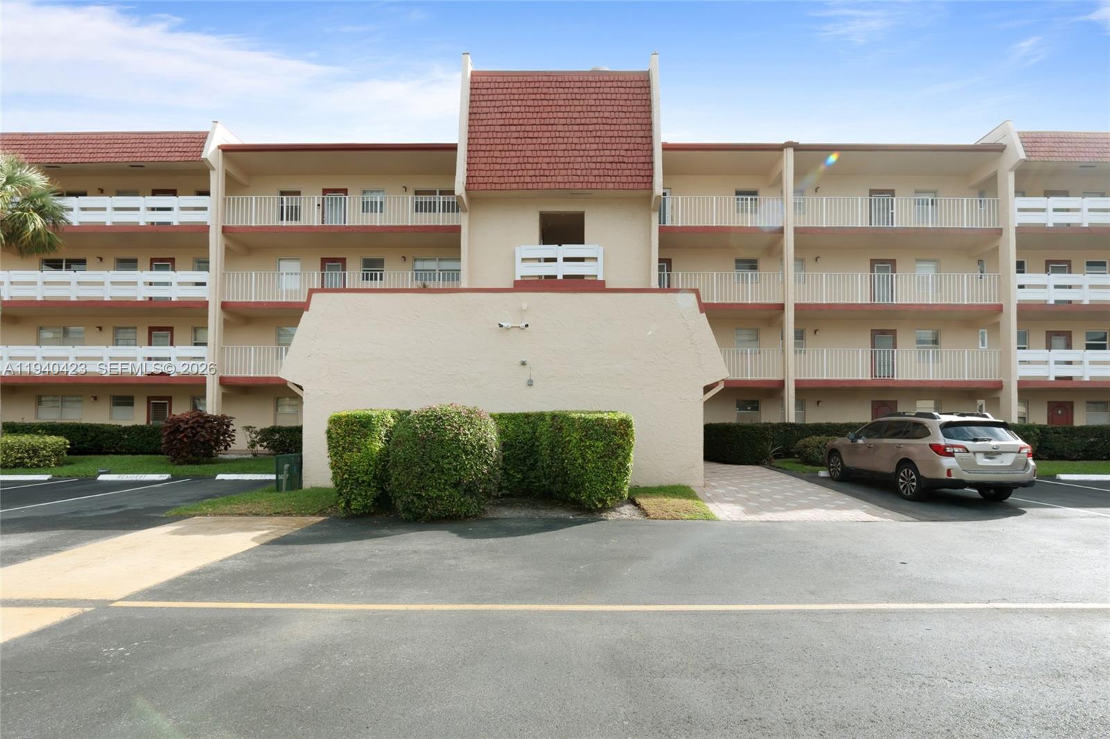 ORIOLE GOLF & TENNIS CLUB - Residential