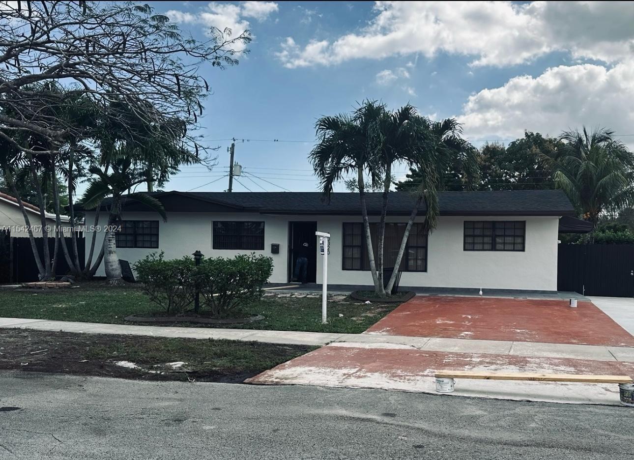 Efficiency feature 1 bedroom and 1 bath, living room and kitchenette. Nice patio area large enough to park a boat, cars or gather with friends for bbq.