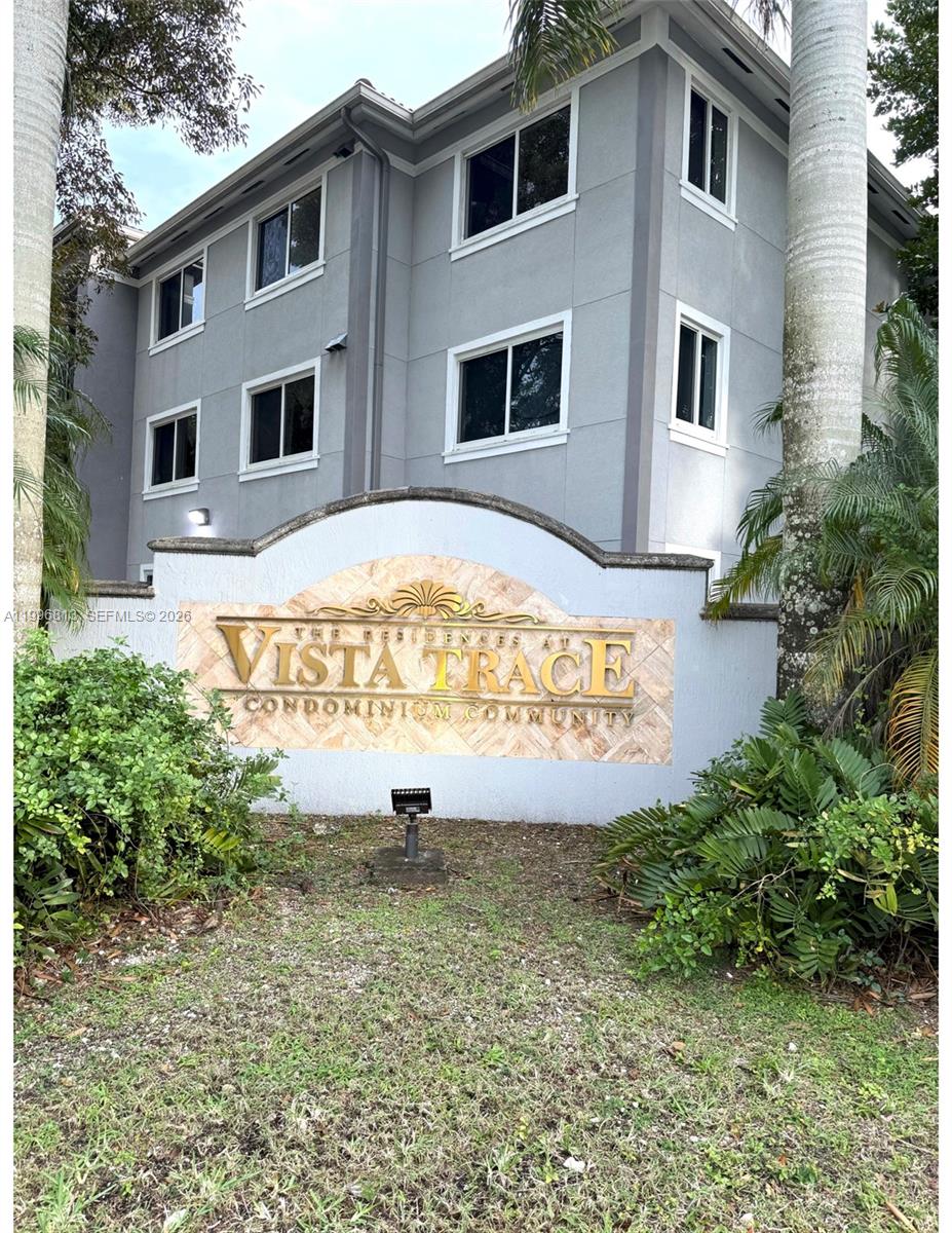 VISTA TRACE CONDO - Residential