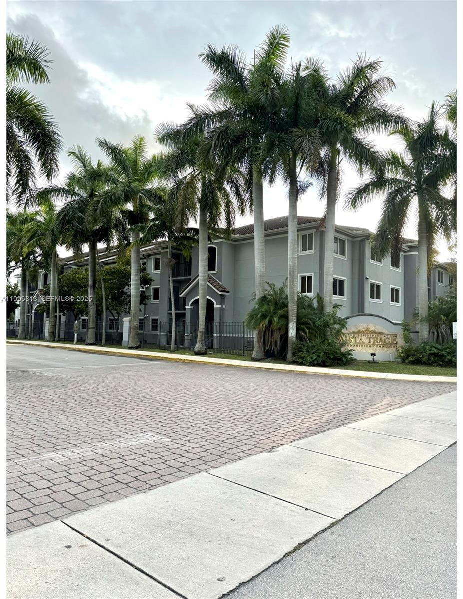VISTA TRACE CONDO - Residential