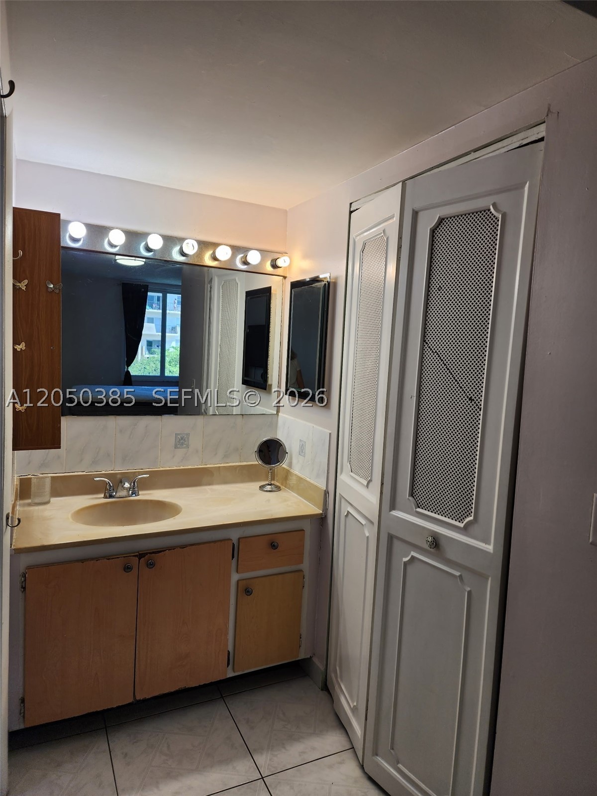 CARIBBEAN BREEZE CONDO - Residential Lease