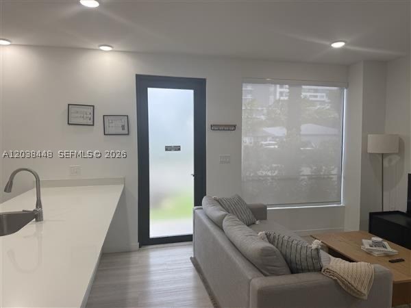 Beautiful Apartment 1/1/1 located in the first floor, Great Community, close to Hollywood Boulevard, restaurants, shopping center, movies, 10 minutes to the Hollywood Beach and the airport. Washer and Dryer inside. Furnished