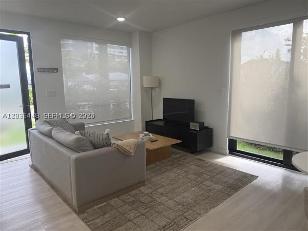 HOLLYWOOD LITTLE RANCHES - Residential Lease