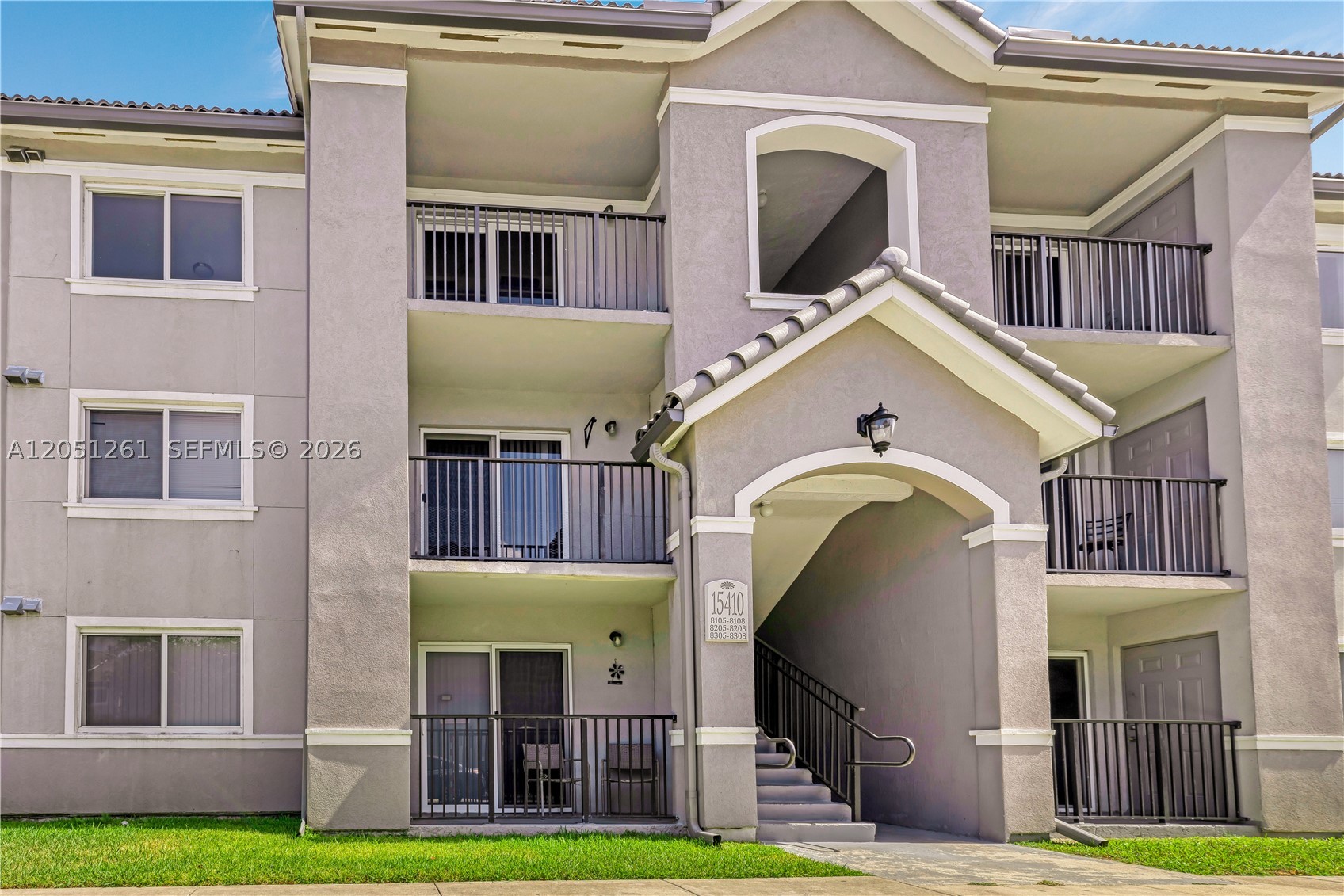 VISTA TRACE 8 CONDO - Residential