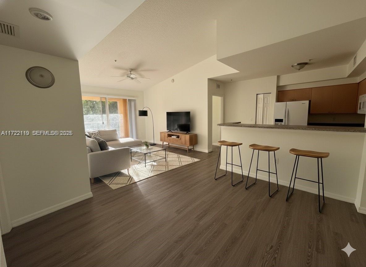 BEAUTIFUL 2 BEDROOM, 2 BATH CONDO LOCATED ON 3RD FLOOR IN RESORT STYLE GATED COMMUNITY. CLOSE TO I-75,TURNPIKE, PEMBROKE LAKES MALL AND MIRAMAR SPORTS CENTER. SOME AMENITIES INCLUDE: POOL, BBQ AREA , CLUBHOUSE, TENNIS COURT,  FITNESS CENTER, AND PLAYGROUNDS. PERFECT FOR INVESTORS. VACANT AND READY TO MOVE IN, OR PERFECT FOR INVESTOR.