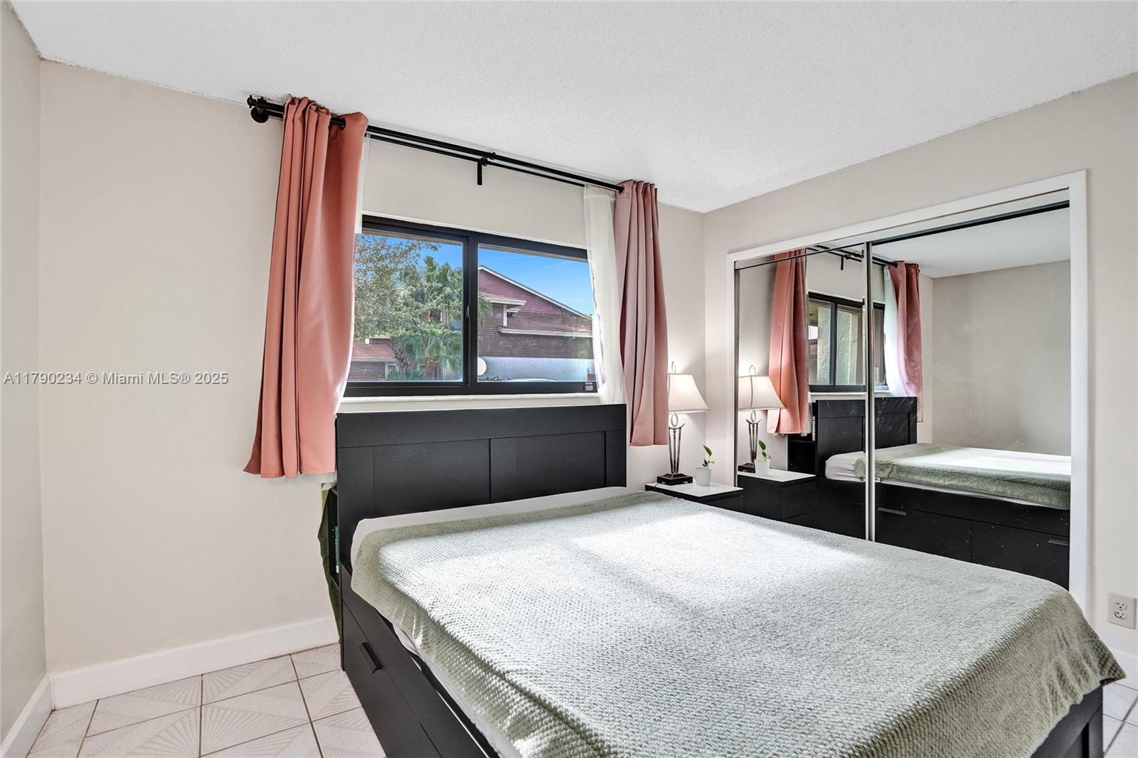 BANYAN LAKES - Residential
