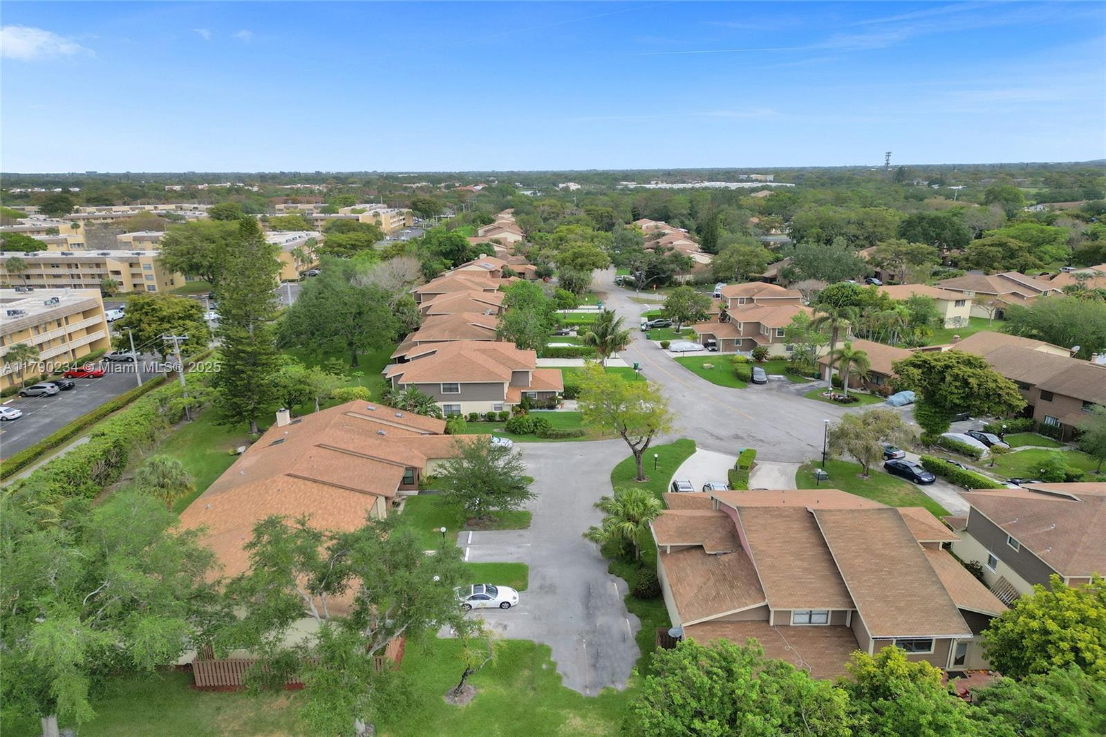 BANYAN LAKES - Residential