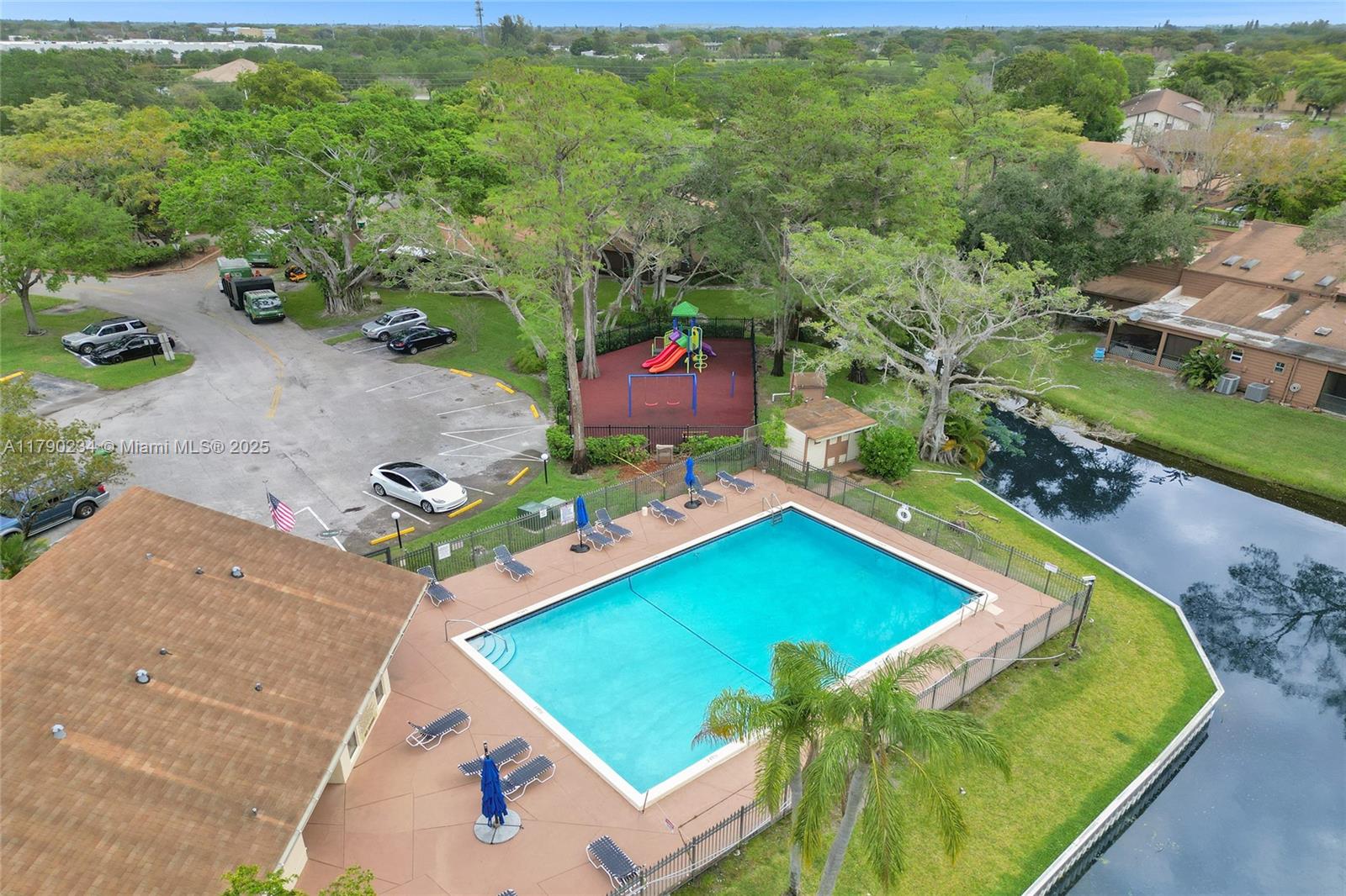 BANYAN LAKES - Residential