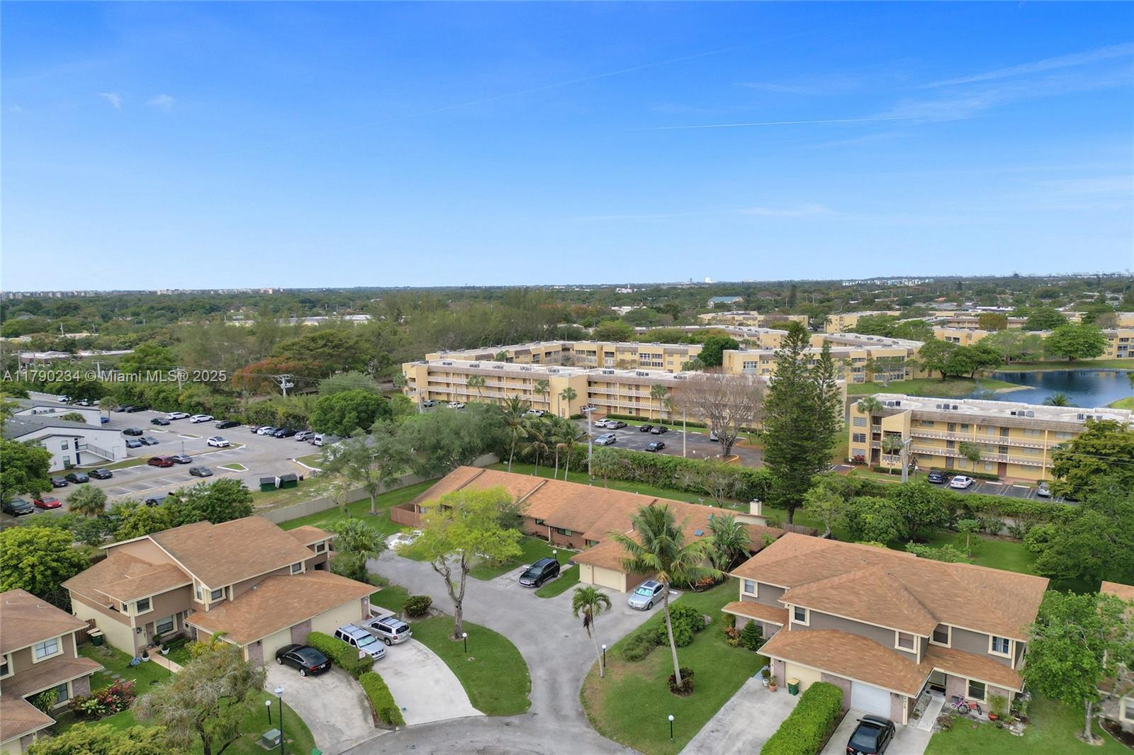 BANYAN LAKES - Residential