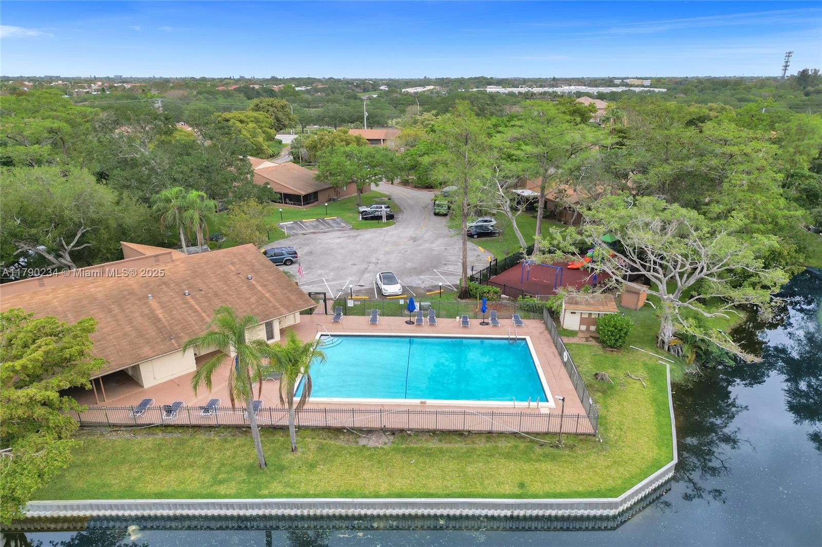 BANYAN LAKES - Residential