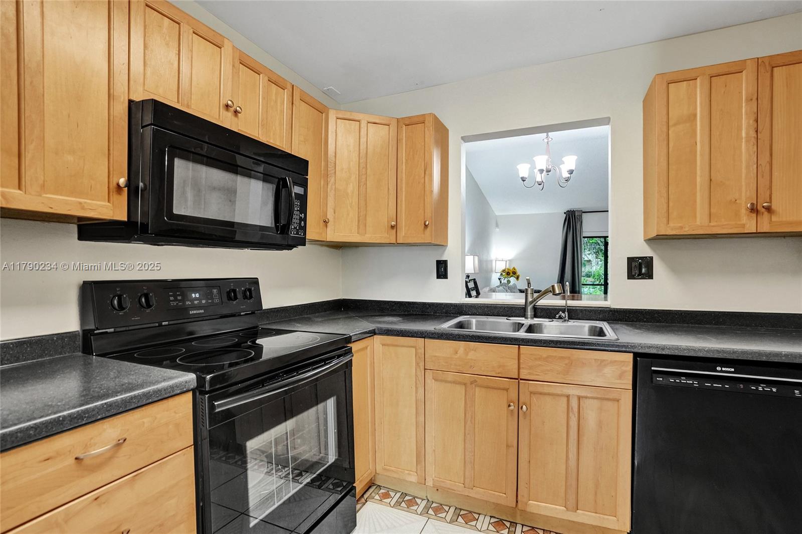 BANYAN LAKES - Residential