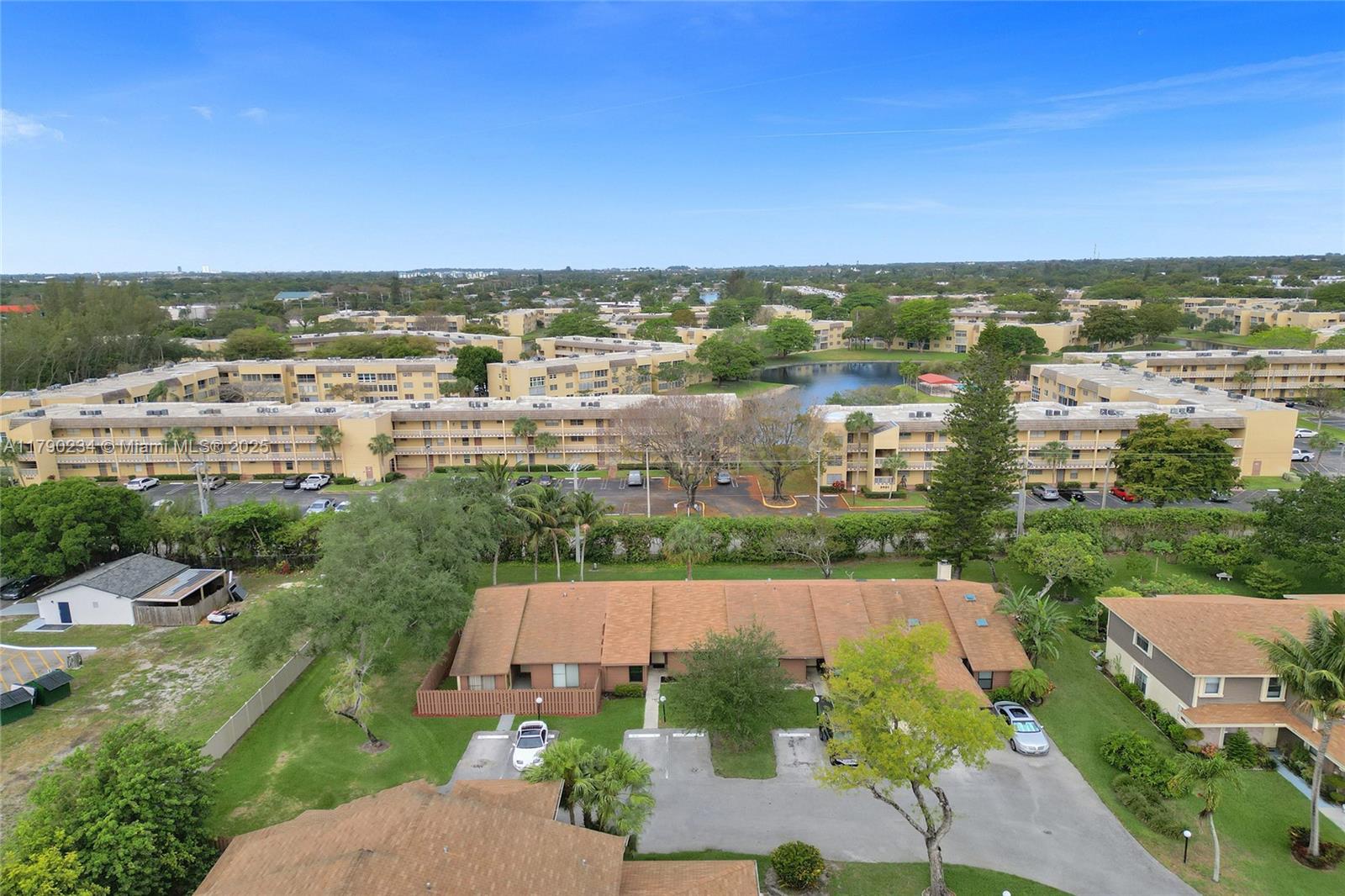 BANYAN LAKES - Residential