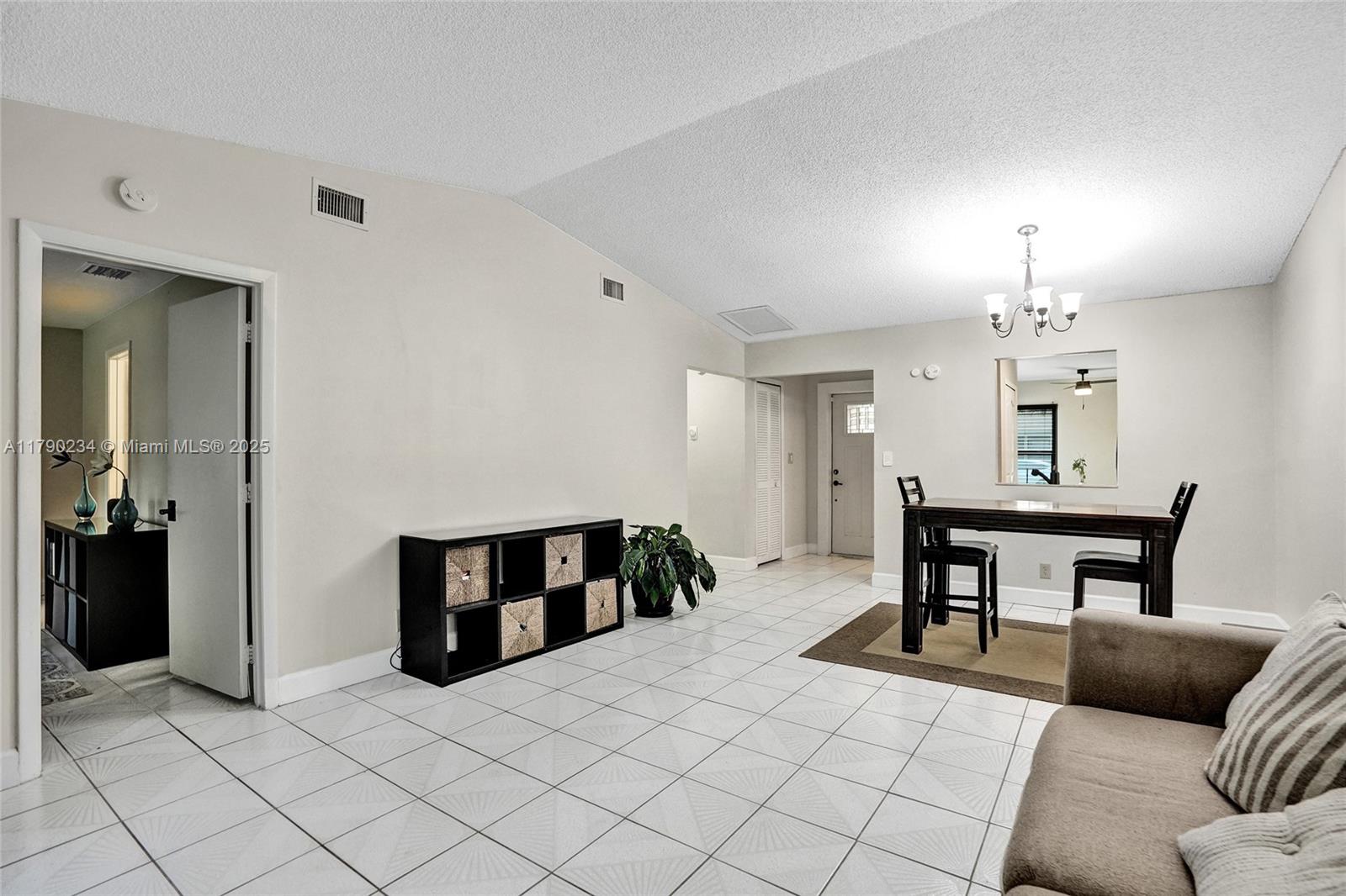 BANYAN LAKES - Residential