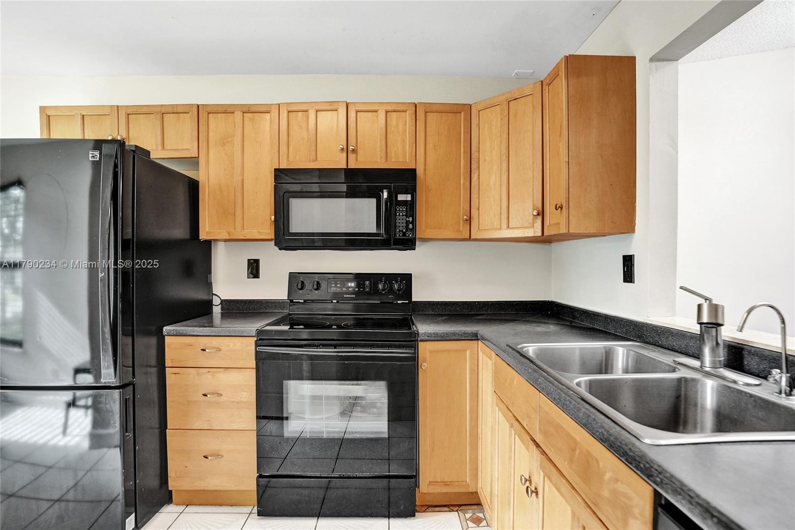 BANYAN LAKES - Residential