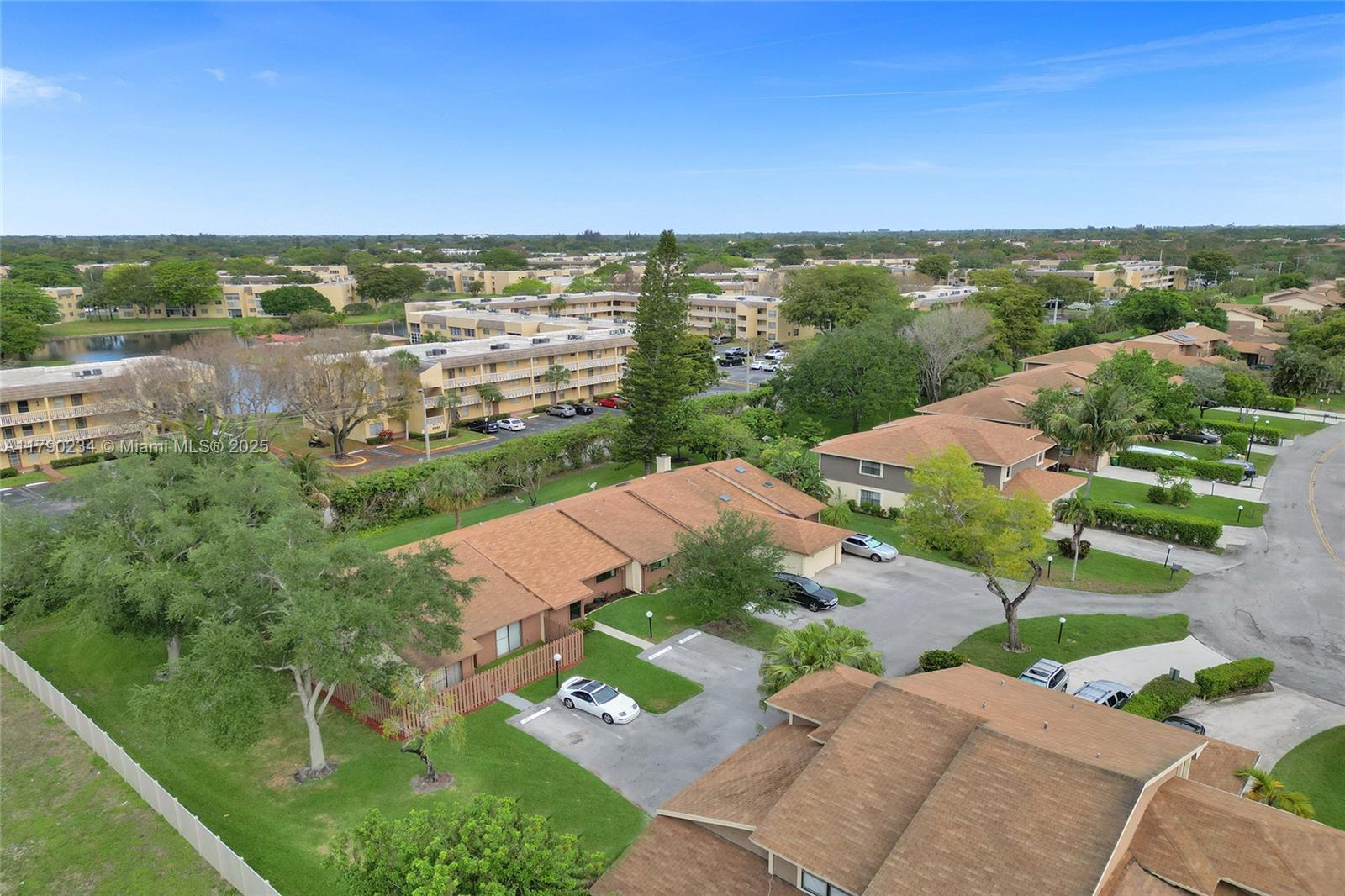 BANYAN LAKES - Residential