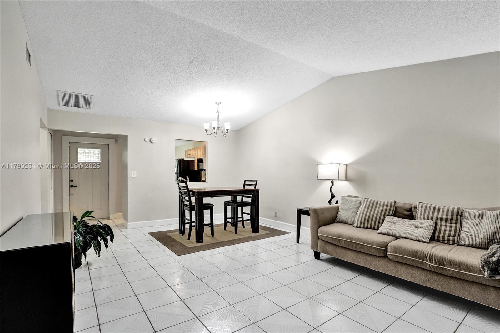 BANYAN LAKES - Residential