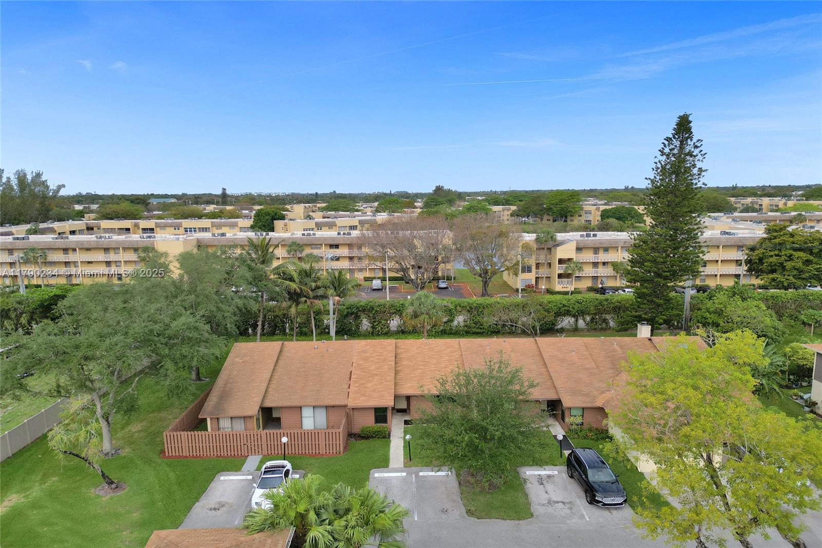 BANYAN LAKES - Residential