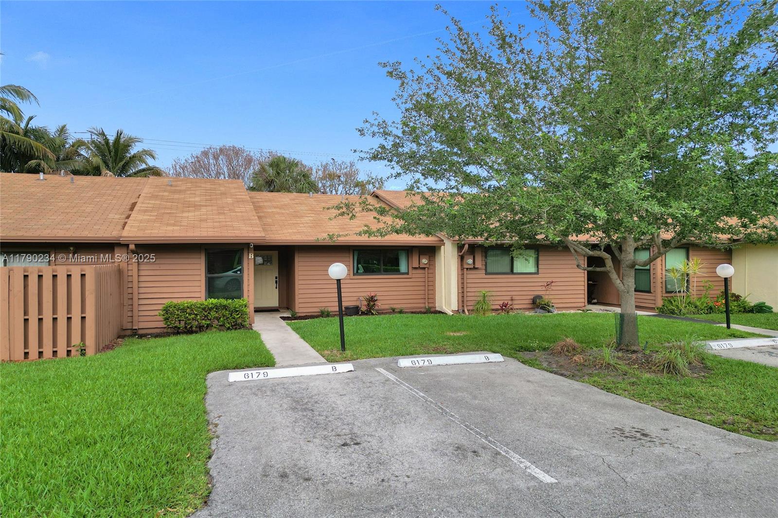 BANYAN LAKES - Residential
