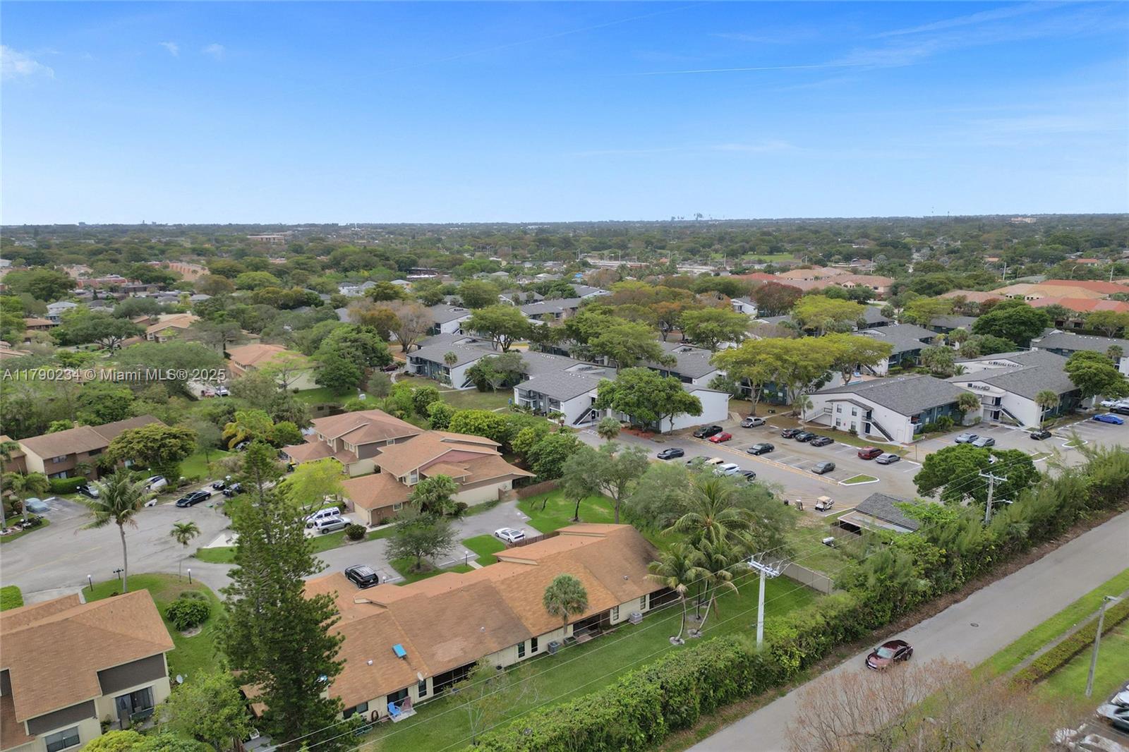 BANYAN LAKES - Residential