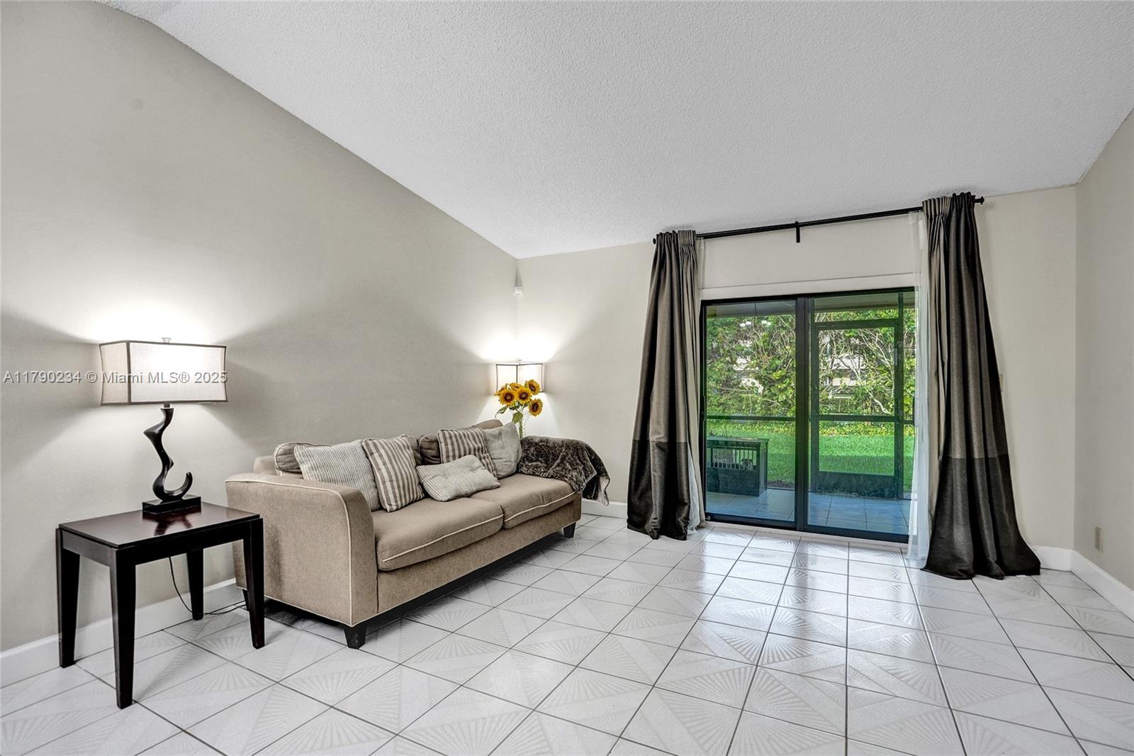 BANYAN LAKES - Residential