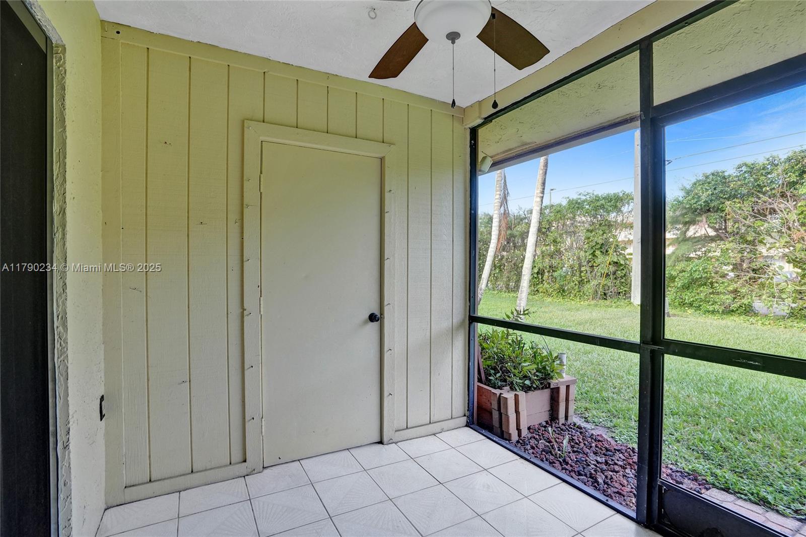 BANYAN LAKES - Residential
