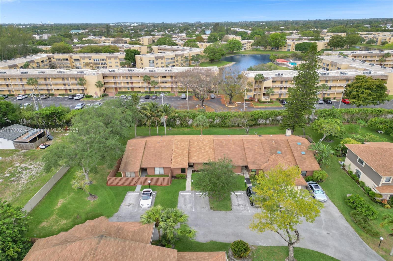 BANYAN LAKES - Residential