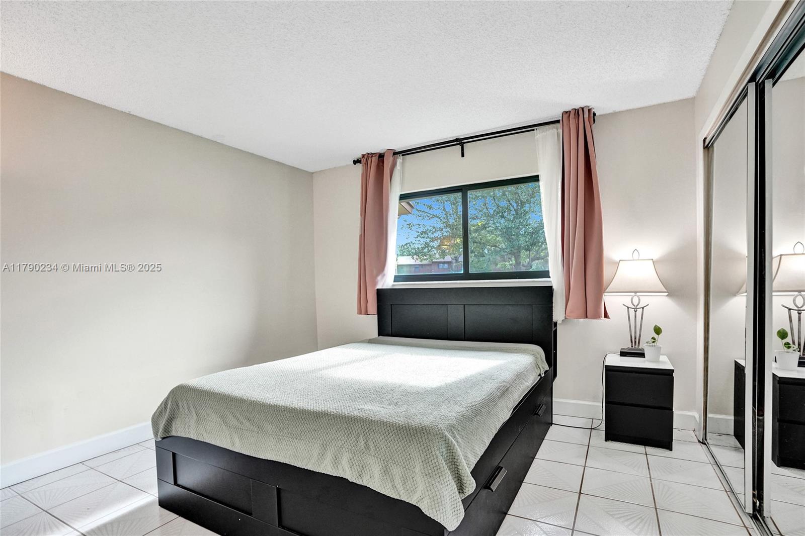 BANYAN LAKES - Residential