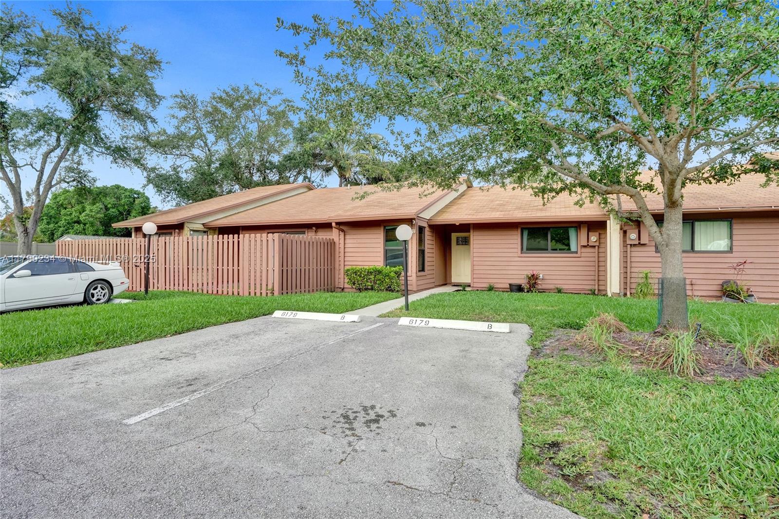 BANYAN LAKES - Residential