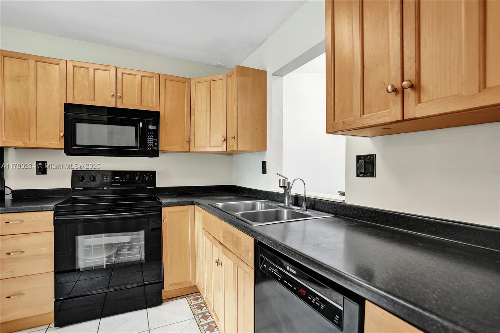 BANYAN LAKES - Residential