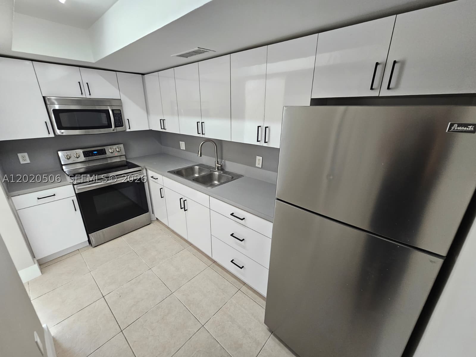 THE WHITE HOUSE CONDO - Residential