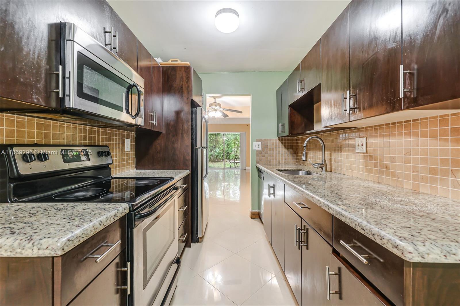 WIMBLEDON TOWNHOUSE I-13 - Residential