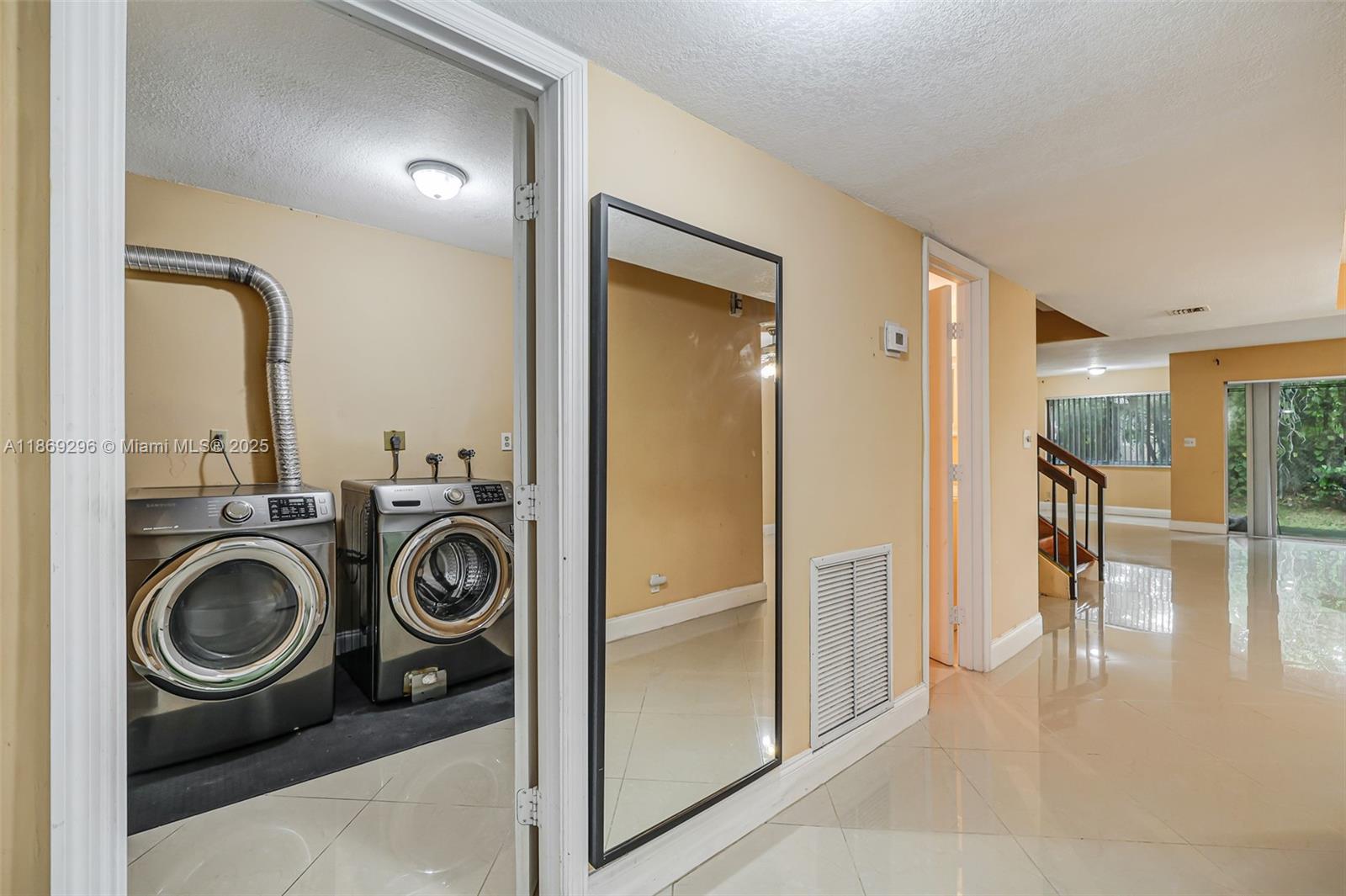 WIMBLEDON TOWNHOUSE I-13 - Residential