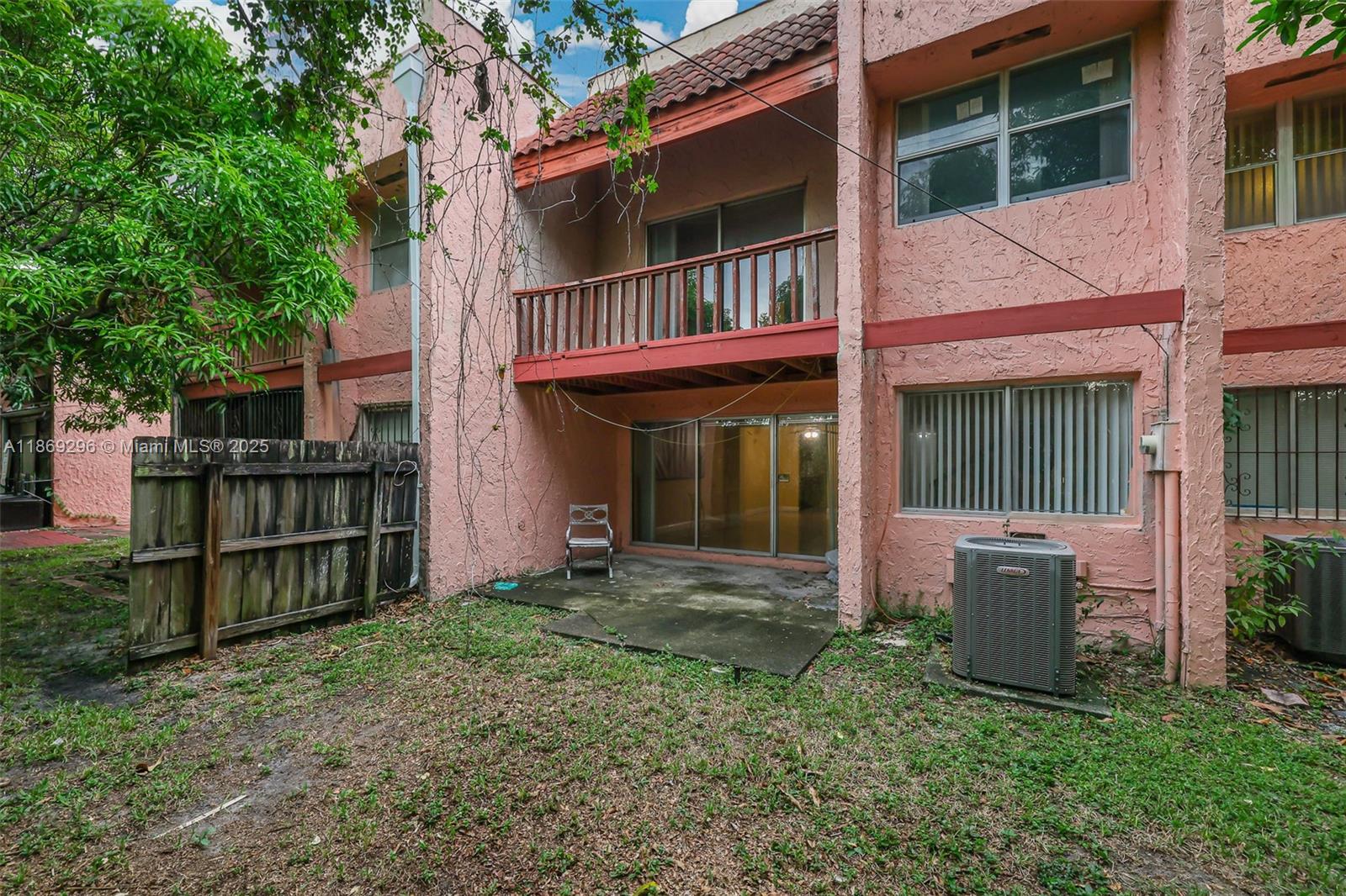 WIMBLEDON TOWNHOUSE I-13 - Residential