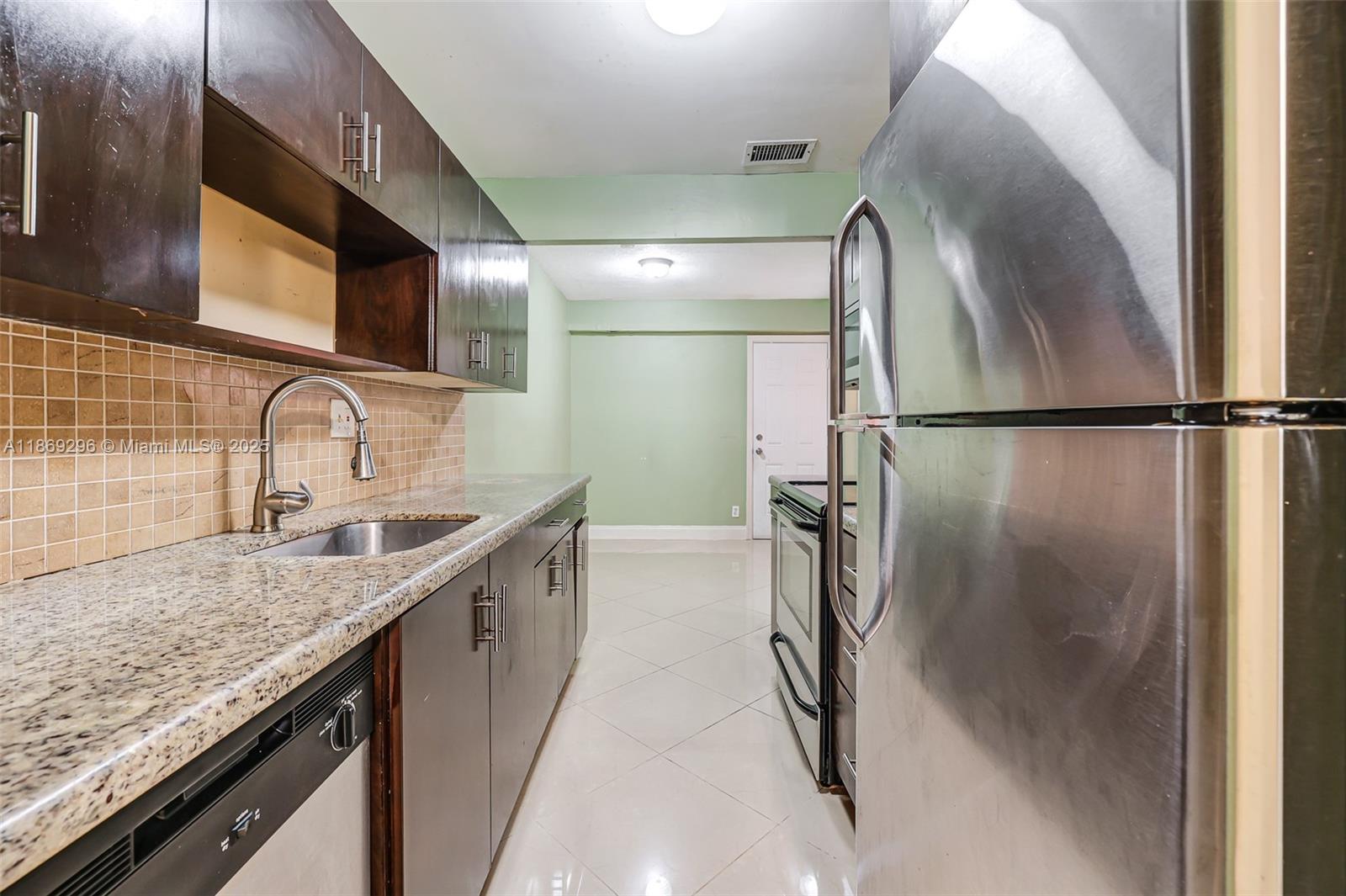 WIMBLEDON TOWNHOUSE I-13 - Residential