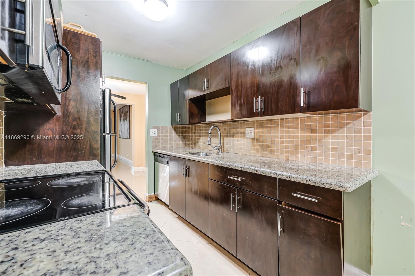 WIMBLEDON TOWNHOUSE I-13 - Residential