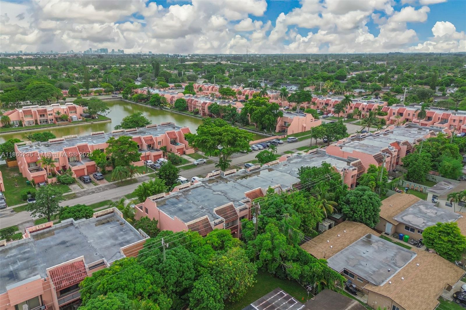 WIMBLEDON TOWNHOUSE I-13 - Residential